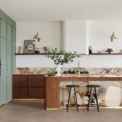 Cucina moderna con isola centrale in marmo e legno, pensili verdi e sgabelli. Ottime idee piastrelle cucina per un look di design.