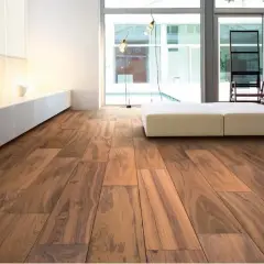 Pavimento in legno scuro, elegante e moderno. Quanto costa mettere parquet 100 mq per un salotto così?
