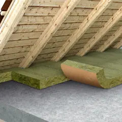 Dettaglio costruttivo per isolare sottotetto: strati di isolante in lana di roccia su soletta in cemento, sotto la struttura del tetto in legno.