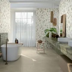 Bagno moderno con carta da parati floreale e piastrelle bagno ultime tendenze color verde lucido. Vasca freestanding e doppio lavabo.