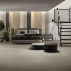 Camera da letto moderna con letto king-size, scala in metallo e un elegante pavimento facile da pulire.