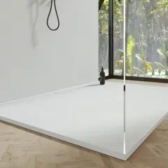 Piatto doccia bianco minimalista, con texture antiscivolo, il miglior materiale piatto doccia per un bagno moderno con vista tropicale.