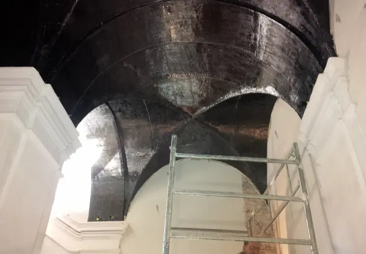 Lavori di consolidamento volte intradosso con telo nero. Struttura a crociera in fase di restauro.