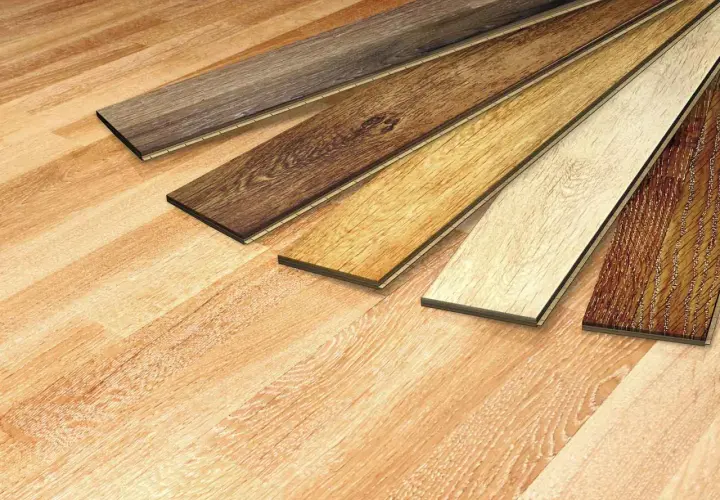 Campione di pavimenti in laminato con diverse finiture e spessore.