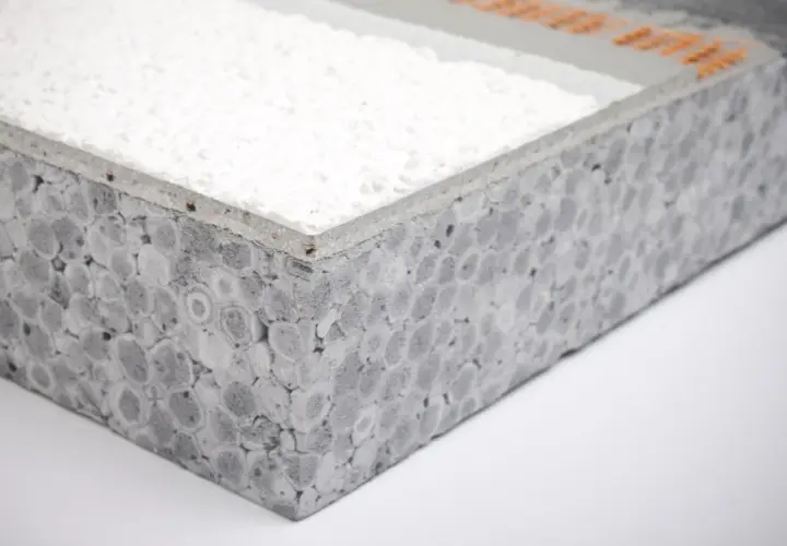 Sezione di un pannello isolante con strato esterno grigio a bolle e interno bianco. Attenzione: il polistirolo è infiammabile.