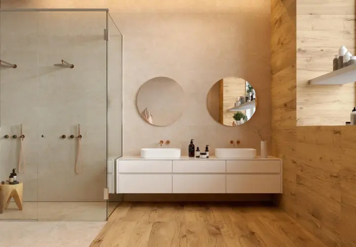 Bagno moderno con doccia in vetro, doppio lavabo e finiture in legno. Idee colori bagno: beige, tortora e legno naturale per un ambiente rilassante.