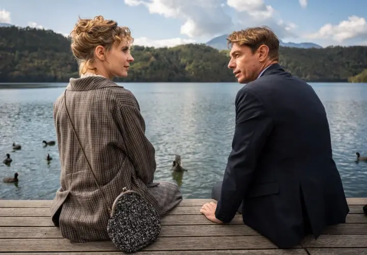 Coppia seduta su un pontile, con uno sguardo intenso. Nonostante i **wpc difetti** visibili, la scena evoca un'atmosfera di profonda connessione.