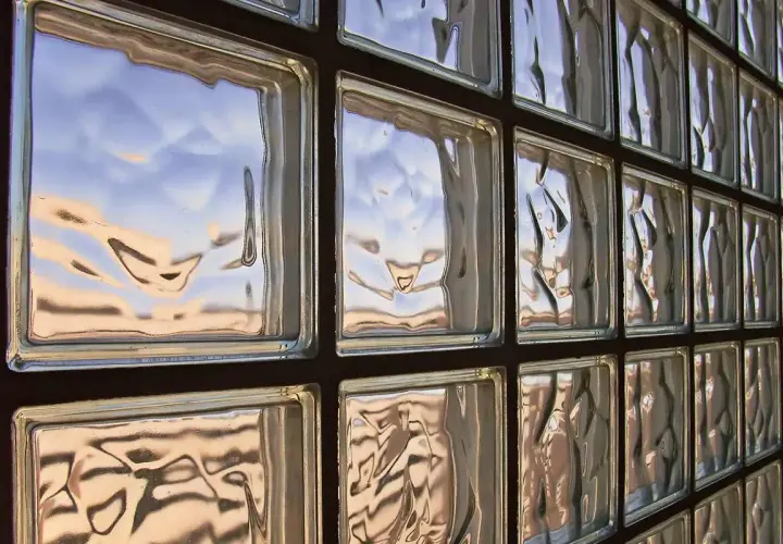 Muro di vetrocemento con riflessi del cielo. Lo spessore del vetrocemento crea un effetto ondulato.
