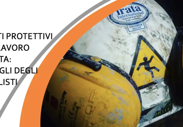 Elmetto da cantiere normativa: due caschi protettivi, uno bianco con simbolo di pericolo e uno giallo, pronti per lavori in quota.