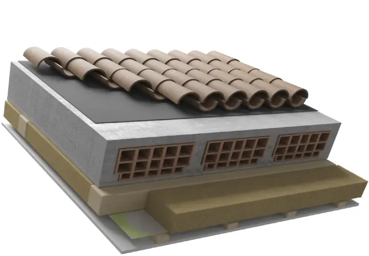 Sezione di un tetto con tegole, guaina impermeabilizzante, un massiccio tetto in cemento con intercapedine ventilata, isolamento e struttura portante.