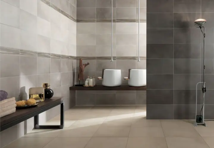 Bagno moderno con lavabi sospesi e piastrelle effetto pietra. L'idea di incollare piastrelle su piastrelle bagno è perfetta per un restyling veloce.