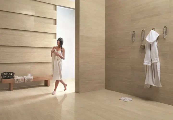 Bagno moderno con rivestimenti effetto legno. Scopri il kerlite prezzo mq per un look di lusso.