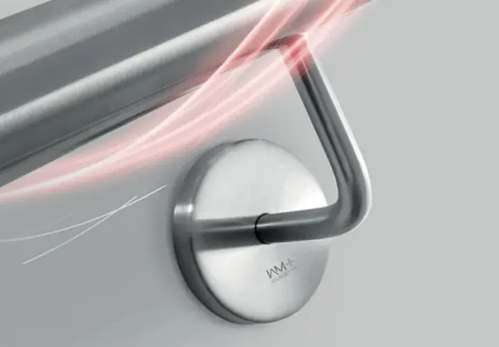 Maniglia in acciaio spazzolato, con un effetto visivo di calore o energia che scorre. Se l'acciaio corroso come rimediare è il tuo problema, questo design è una soluzione elegante.
