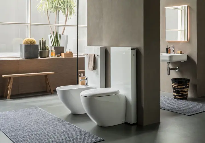 Bagno moderno con bidet e WC sospesi, idee bagno piccolo con piante e panca in legno.