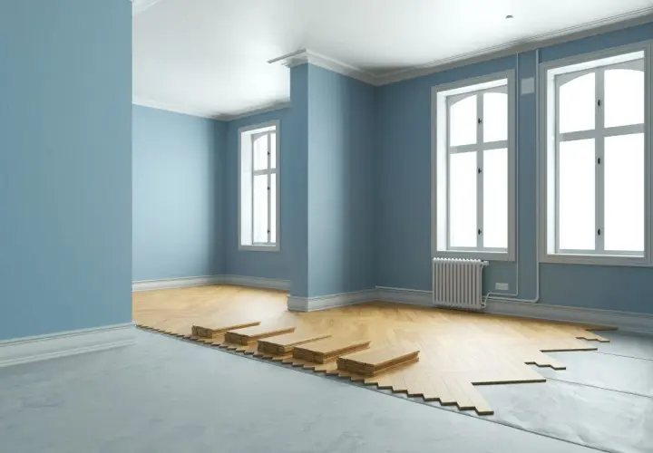 Parquet in posa in una stanza con pareti azzurre. Un'idea per il tuo nuovo pavimento, scopri i **cotto d'Este prezzi** per un risultato elegante.