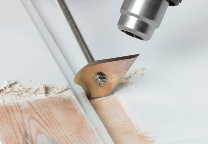 Strumento per sverniciare ringhiera in legno, rimuove la vecchia vernice con precisione.