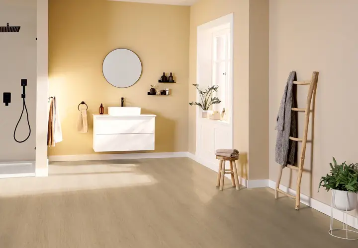 Bagno moderno con doccia, lavabo sospeso e un caldo bagno con pavimento effetto legno.