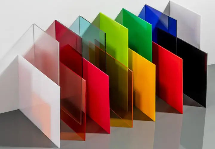 Lastre di vetro acrilico colorato, disposte a gradoni, mostrano la versatilità di questo materiale.