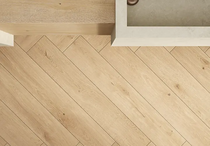 Dettaglio di un pavimento in legno con posa a spina di pesce, che mostra eleganti schemi posa piastrelle.