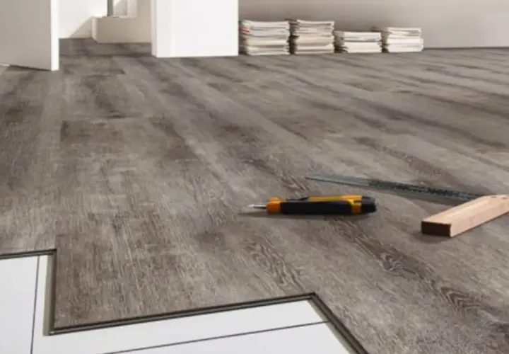 Installazione pavimento LVT: pro e contro. Strumenti per il taglio e posa in opera.