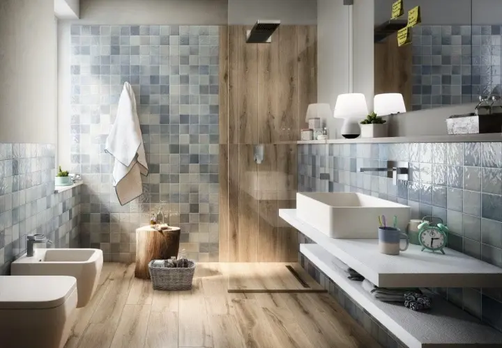 Bagno moderno con piastrelle blu e legno. Scopri come pulire le piastrelle del bagno per mantenerle splendenti.