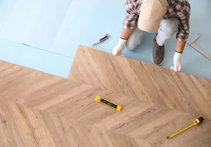 Installazione parquet a spina di pesce, con livella e metro. Soluzioni per dislivello pavimento.