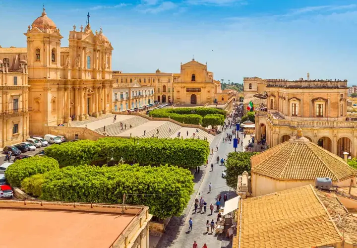 Piazza del Duomo a Noto, con la cattedrale barocca e le vie animate, un capolavoro di pietra di Noto sotto il sole siciliano.