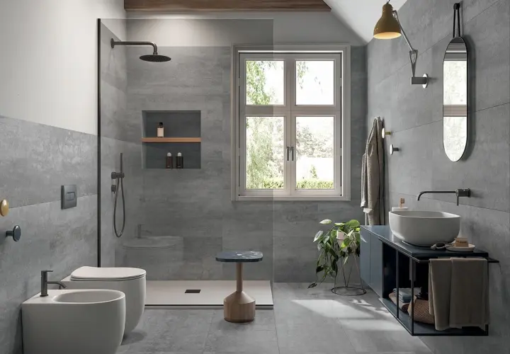 Bagno moderno con doccia walk-in, WC, bidet e lavabo. Si posa prima il pavimento o il rivestimento, creando un ambiente elegante e funzionale.