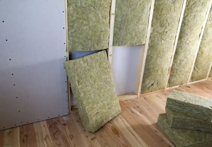 Isolamento di una parete con pannelli di lana di roccia, un cappotto interno spessore minimo per un'ottima coibentazione.