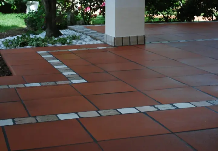 Pavimento esterno in cotto, ideale per pulire pavimento esterno poroso. Dettagli decorativi con inserti in pietra e ceramica.