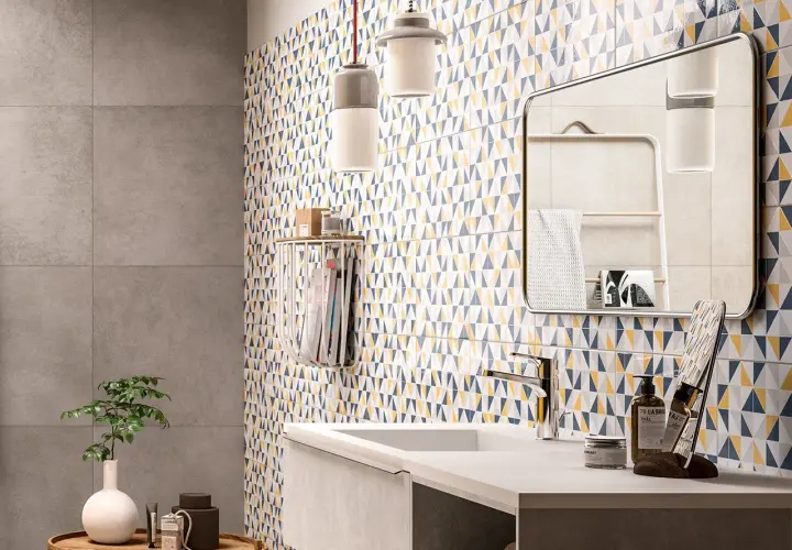 Bagno moderno con rivestimento a triangoli colorati, un'idea per il tuo rivestimento bagno fai da te.