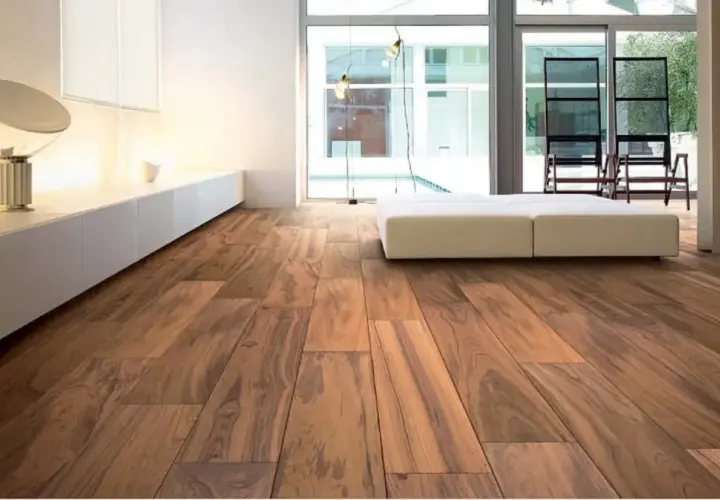 Pavimento in legno scuro, elegante e moderno. Quanto costa mettere parquet 100 mq per un salotto così?