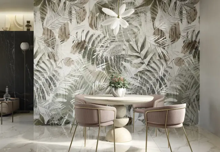 Un tavolo rotondo con sedie rosa e un vaso di fiori davanti a una parete con un motivo botanico. Idee originali per decorare una parete con un tocco tropicale.