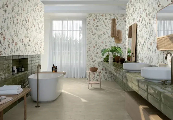 Bagno moderno con carta da parati floreale e piastrelle bagno ultime tendenze color verde lucido. Vasca freestanding e doppio lavabo.