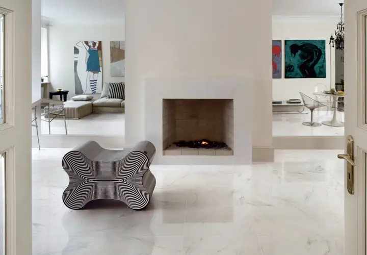 Pavimenti in gres Italia, recensioni positive per questo living moderno con camino e arredi di design.