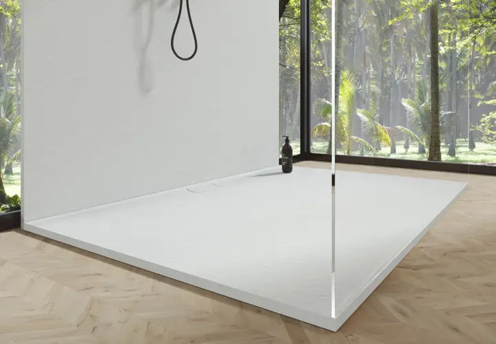 Piatto doccia bianco minimalista, con texture antiscivolo, il miglior materiale piatto doccia per un bagno moderno con vista tropicale.
