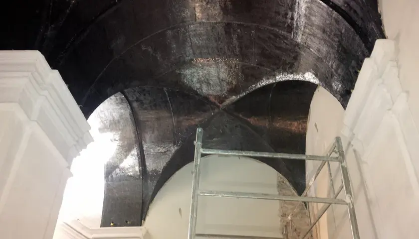 Lavori di consolidamento volte intradosso con telo nero. Struttura a crociera in fase di restauro.