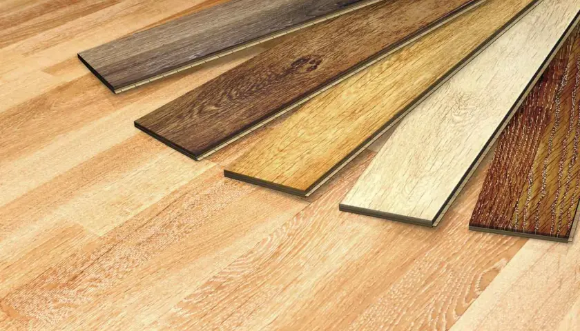 Campione di pavimenti in laminato con diverse finiture e spessore.