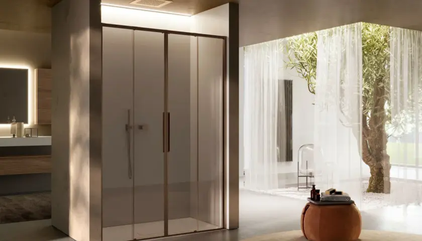 Doccia moderna con vetri fumé e profili bronzo. Un'oasi di relax dove scoprire come pulire mosaico doccia e mantenere splendente ogni dettaglio.