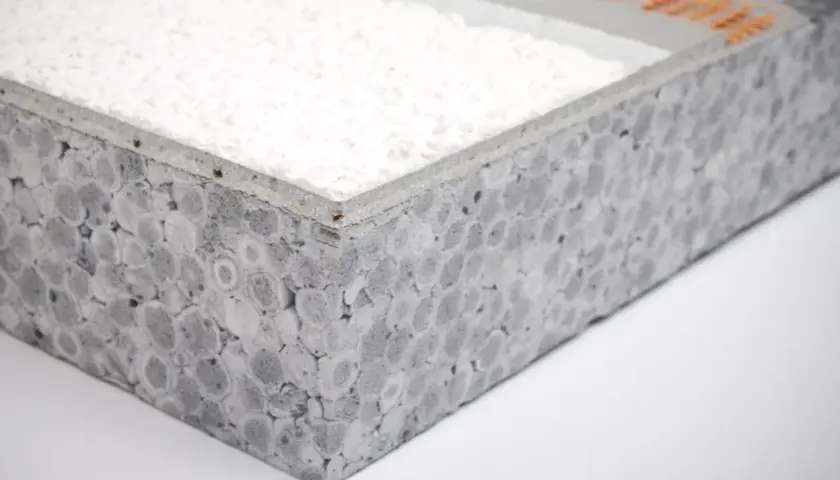 Sezione di un pannello isolante con strato esterno grigio a bolle e interno bianco. Attenzione: il polistirolo è infiammabile.