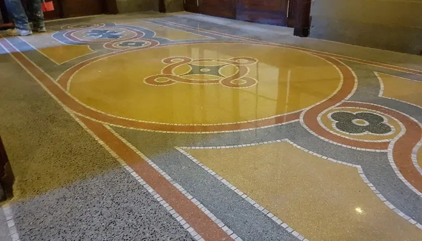 Pavimento in graniglia con motivi geometrici e floreali, un classico pavimento anni 50 che dona un tocco di eleganza retrò.