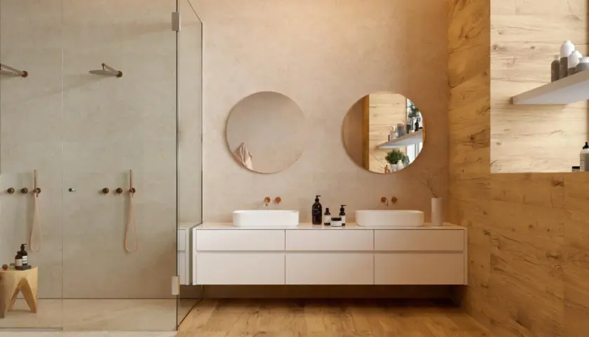 Bagno moderno con doccia in vetro, doppio lavabo e finiture in legno. Idee colori bagno: beige, tortora e legno naturale per un ambiente rilassante.