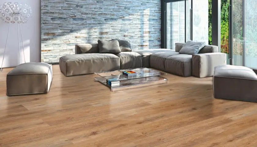Soggiorno moderno con divano angolare, tavolino in cristallo e un caldo pavimento in vinilico effetto legno.