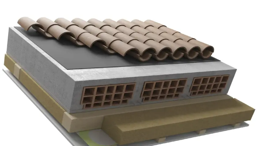 Sezione di un tetto con tegole, guaina impermeabilizzante, un massiccio tetto in cemento con intercapedine ventilata, isolamento e struttura portante.