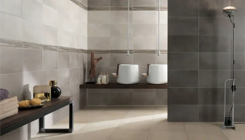 Bagno moderno con lavabi sospesi e piastrelle effetto pietra. L'idea di incollare piastrelle su piastrelle bagno è perfetta per un restyling veloce.