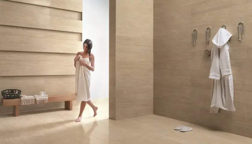 Bagno moderno con rivestimenti effetto legno. Scopri il kerlite prezzo mq per un look di lusso.