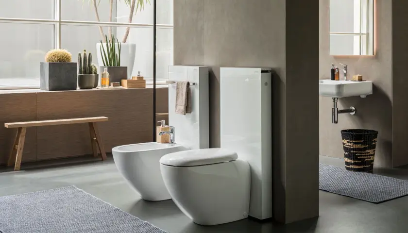 Bagno moderno con bidet e WC sospesi, idee bagno piccolo con piante e panca in legno.