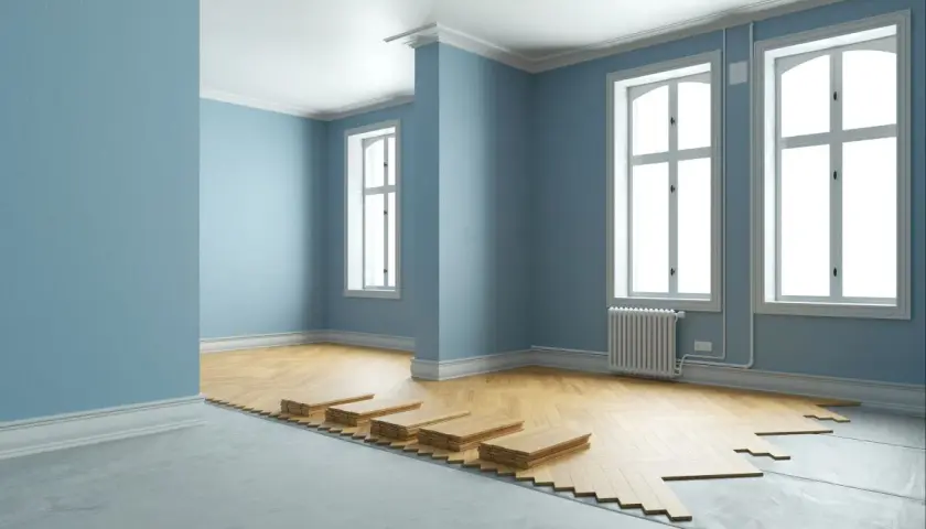 Parquet in posa in una stanza con pareti azzurre. Un'idea per il tuo nuovo pavimento, scopri i **cotto d'Este prezzi** per un risultato elegante.