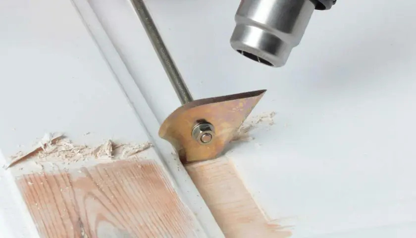 Strumento per sverniciare ringhiera in legno, rimuove la vecchia vernice con precisione.