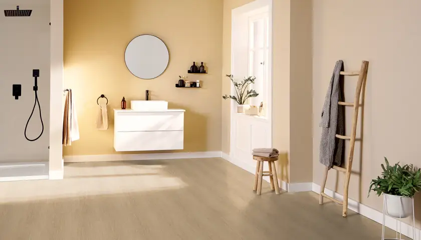 Bagno moderno con doccia, lavabo sospeso e un caldo bagno con pavimento effetto legno.